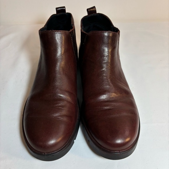 ECCO Sz 10 Low Top Ankle Booties Comfort Boots Rubber Sole Pull On Leather - Picture 2 of 9